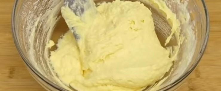 М'який пиріг зі шматочками шоколаду та горіхами