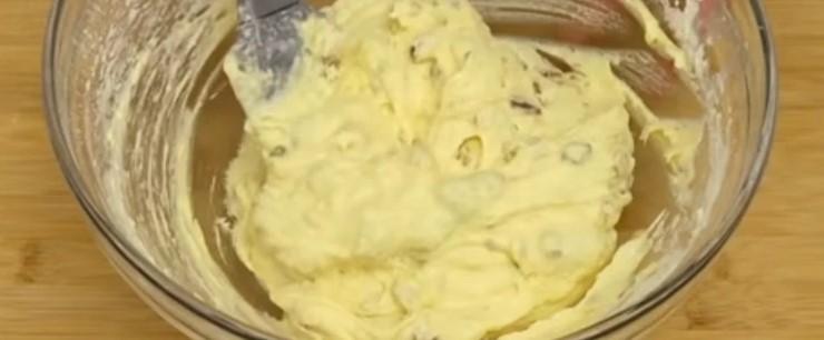 М'який пиріг зі шматочками шоколаду та горіхами