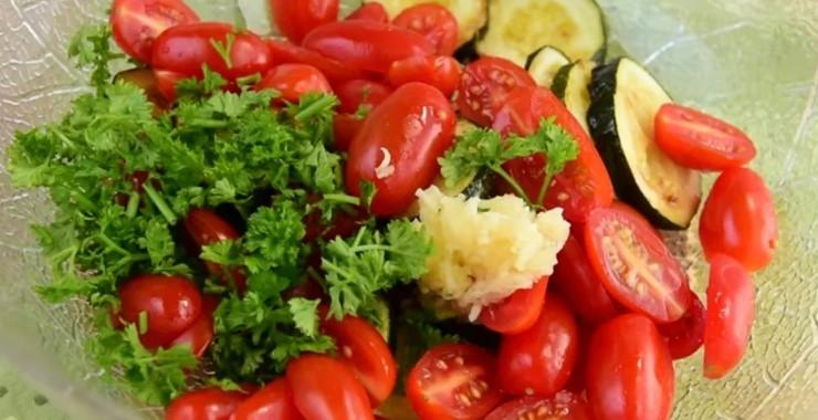 Чудово смачний салат з кабачками із простих продуктів