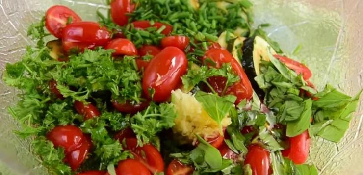 Чудово смачний салат з кабачками із простих продуктів