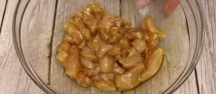 Незвичайний салат з курячою грудкою та овочами. Ну дуже легко приготувати