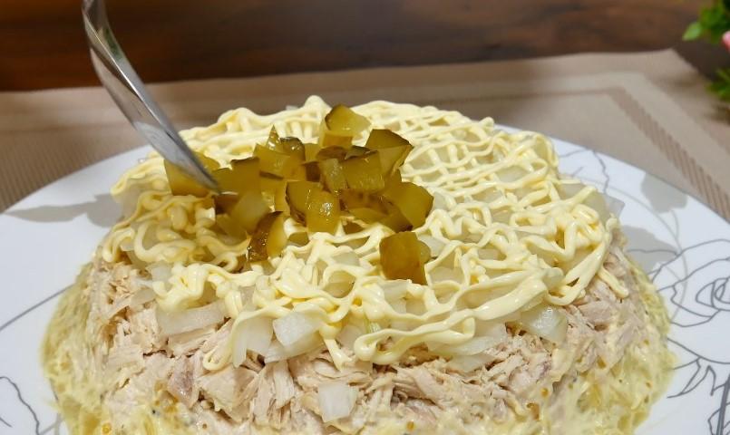 Багатошаровий салат "Сніг" з куркою