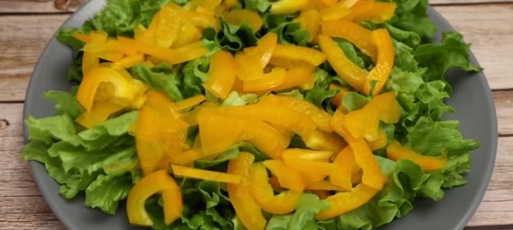 Незвичайний салат з курячою грудкою та овочами. Ну дуже легко приготувати