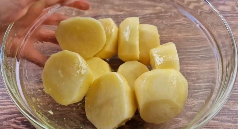 Як гарно і незвичайно запекти пряні курячі ніжки з картоплею