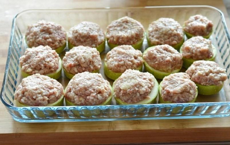Фаршировані кабачки в молоці у духовці