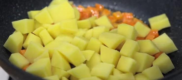Вечеря «П'ять хвилин»: в одній сковорідці, дуже смачно, та й продукти бюджетні