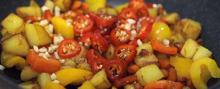 Вечеря «П'ять хвилин»: в одній сковорідці, дуже смачно, та й продукти бюджетні