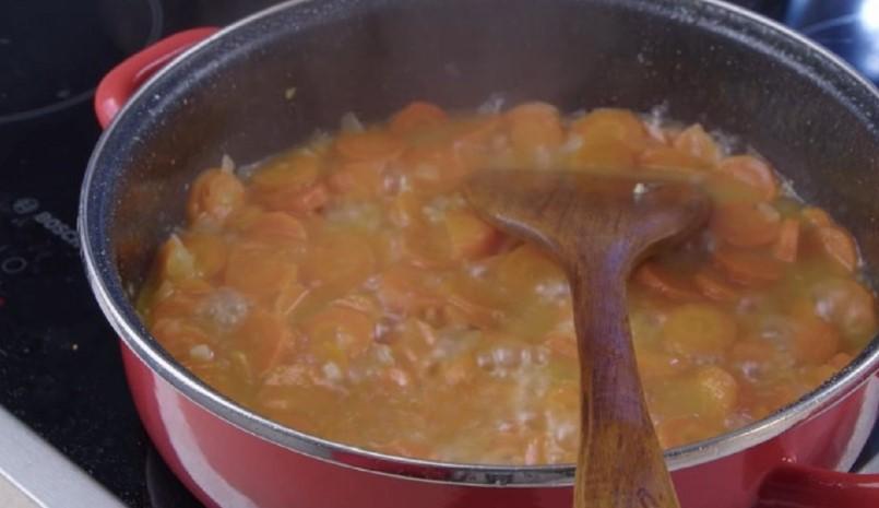 Курка з морквою в сметанному соусі на сковороді
