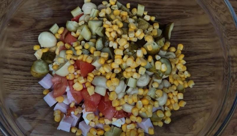 Пікантний салат з шинкою та сухариками