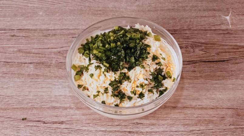 Ліниві пиріжки з ковбасою на сковороді