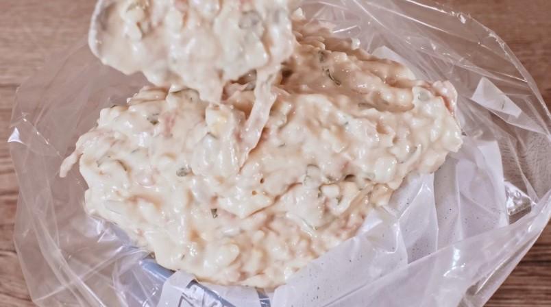 Ліниві пиріжки з ковбасою на сковороді