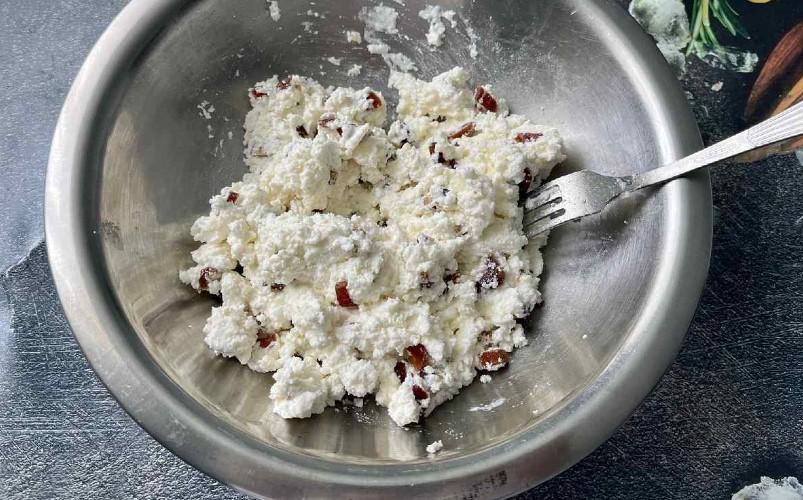 Солодка ачма з лаваша, сиром та фініками