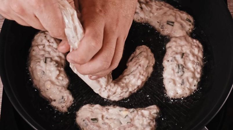 Ліниві пиріжки з ковбасою на сковороді