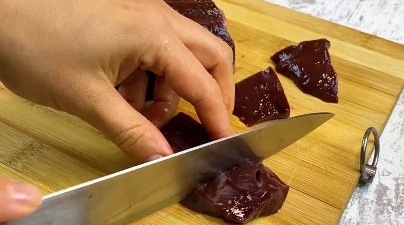 Соковита та ароматна! Яловича печінка з овочами на сковороді