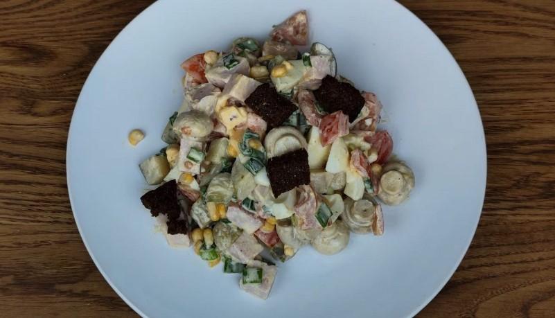 Пікантний салат з шинкою та сухариками