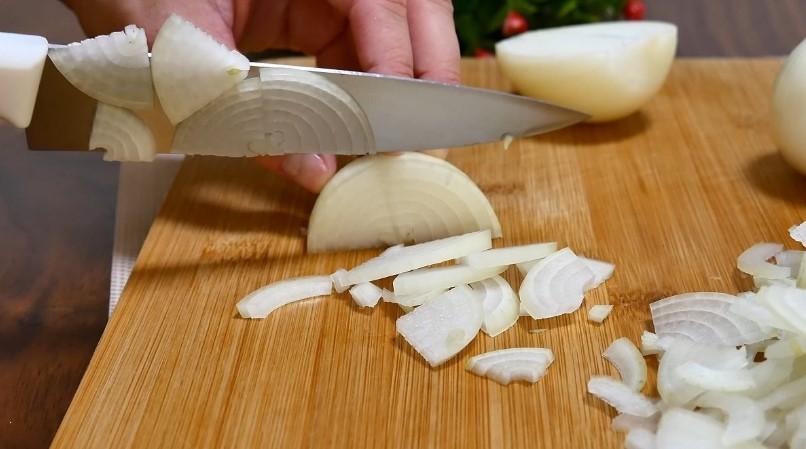 Багатошаровий салат з куркою та помідорами