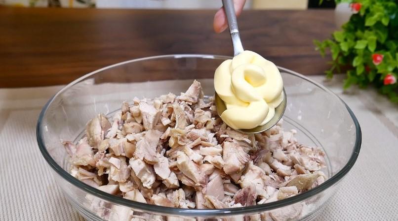 Багатошаровий салат з куркою та помідорами