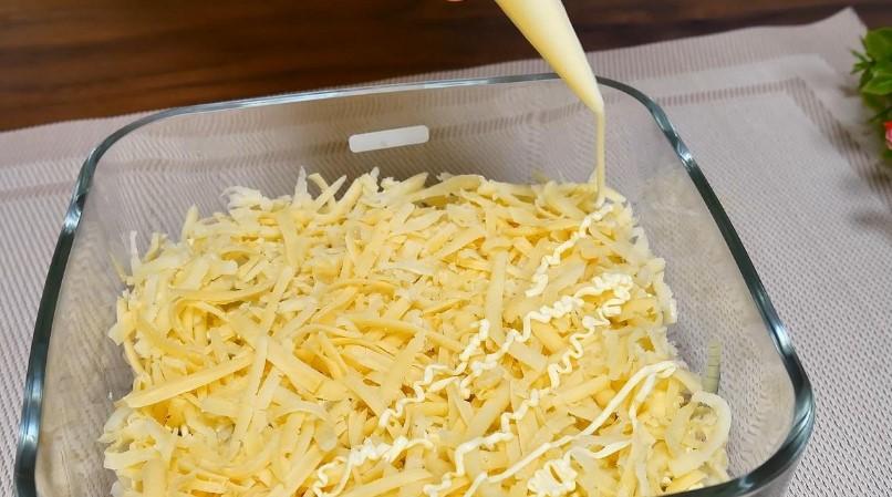 Багатошаровий салат з куркою та помідорами