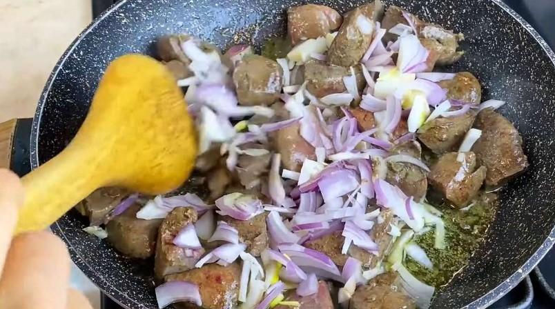 Соковита та ароматна! Яловича печінка з овочами на сковороді