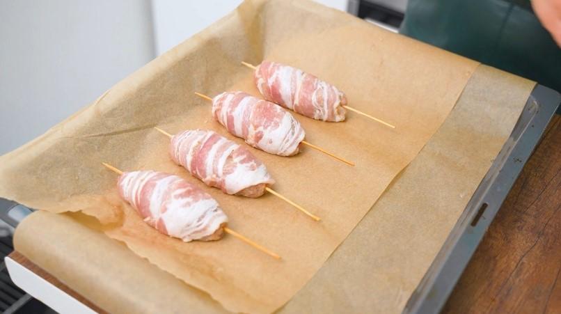 Курячі котлети, загорнуті в бекон у духовці