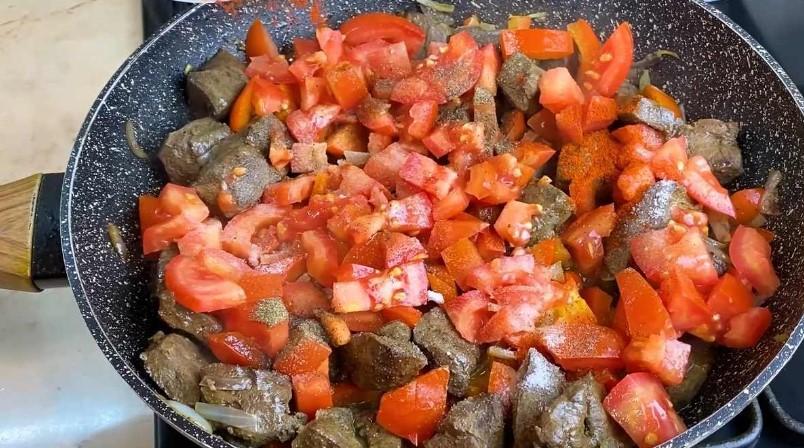 Соковита та ароматна! Яловича печінка з овочами на сковороді