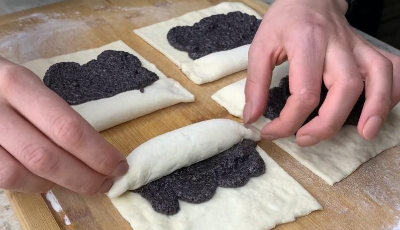 Булочки з маком та варенням у духовці