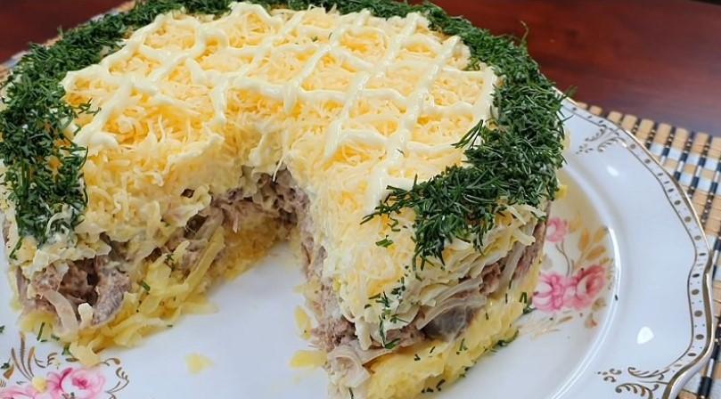 Багатошаровий салат з ананасом, куркою та сиром