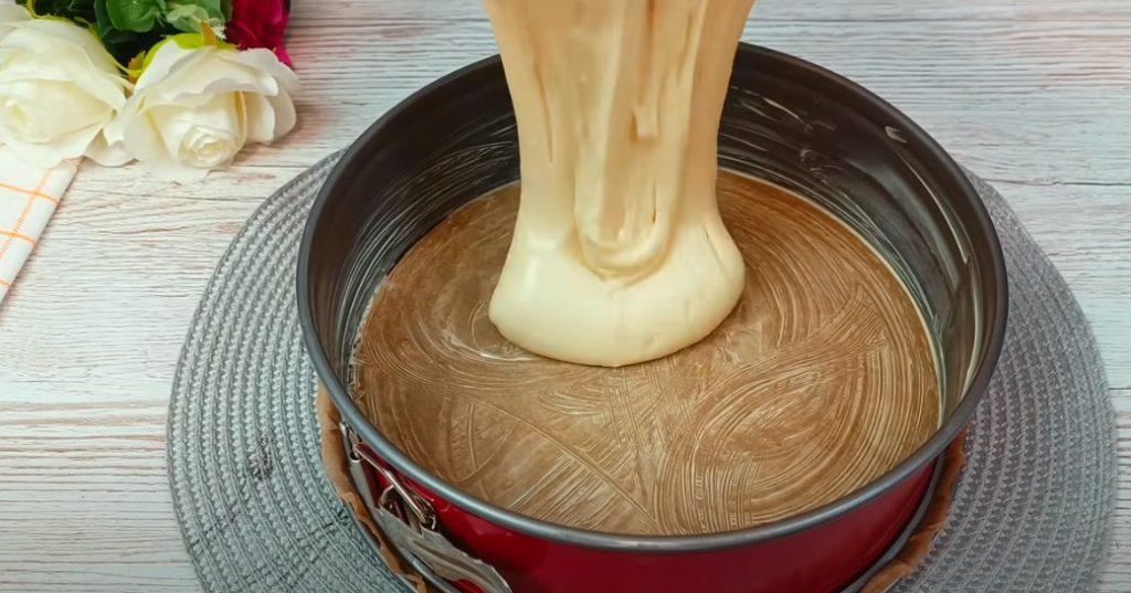 Яблучний пиріг з кремом, що тане в роті. Простий та смачний рецепт