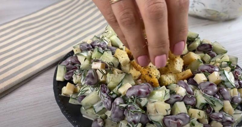 Смачний салат за 5 хв. Нічого зайвого: всього 4 простих продукти у складі