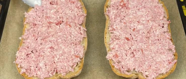 Смачний перекус із простих інгредієнтів (як піца, тільки швидше)