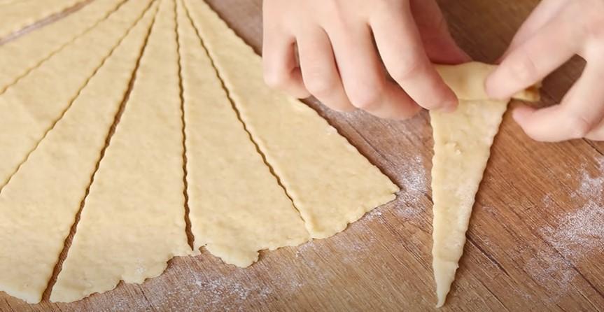 Круасани більше не готую, а готую звичайні рогалики. На сметані зі смачною начинкою