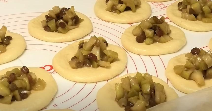 Пиріжки з яблуками стануть набагато смачнішими. Рецепт начинки, яка ніколи не розтікається