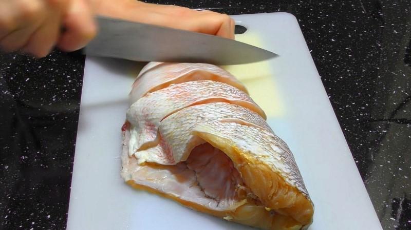 Запечена риба в соусі з овочами