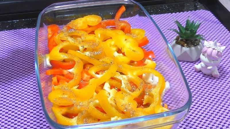 Запечена риба в соусі з овочами