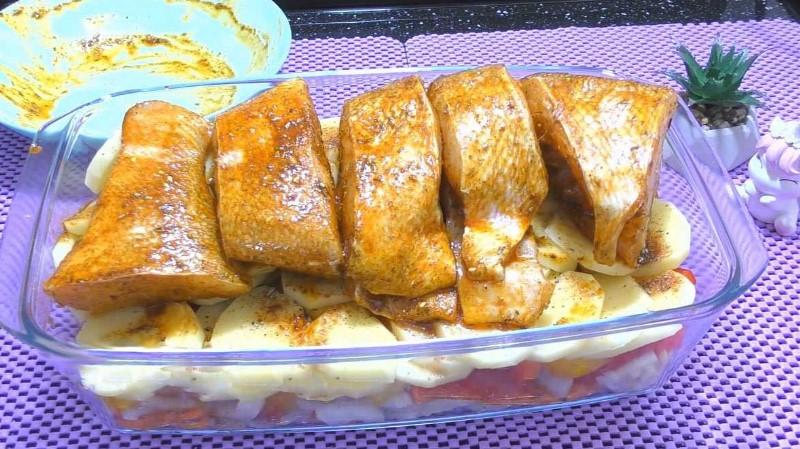 Запечена риба в соусі з овочами