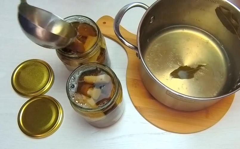 Маринад підкреслює смак! Як заготувати білі гриби на зиму в банках
