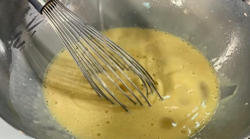 Тонкі млинці з куркою та грибами