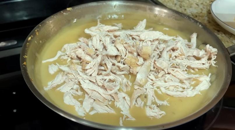 Тонкі млинці з куркою та грибами