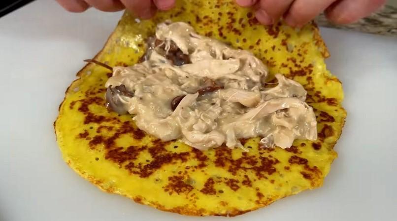 Тонкі млинці з куркою та грибами