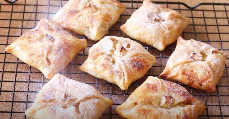 Слойки з яблучною начинкою: м'які, але з хрусткою скоринкою