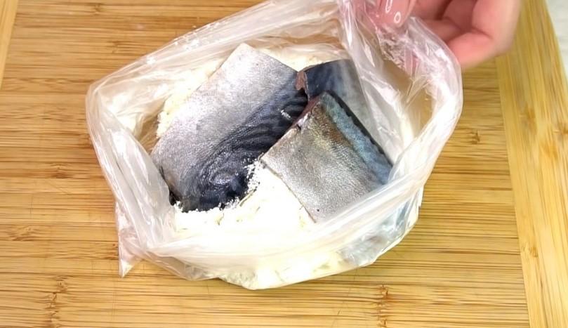 Скумбрія у вершковому соусі на сковороді