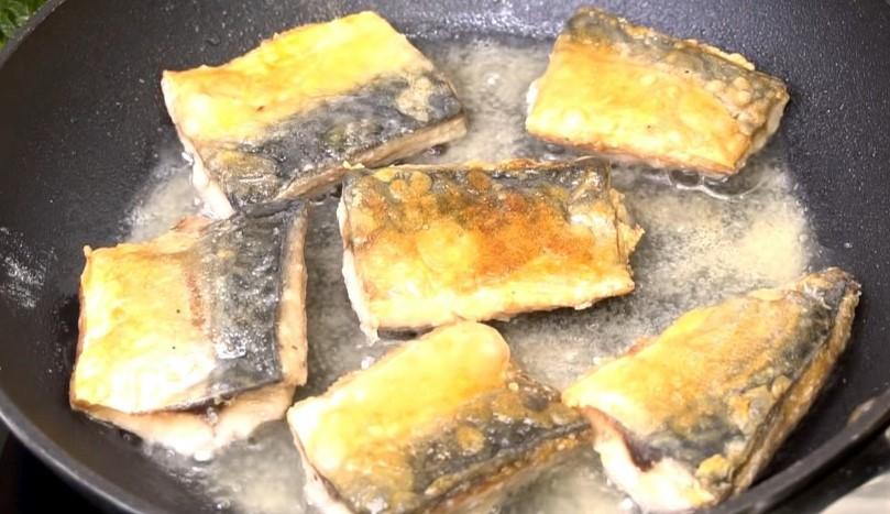Скумбрія у вершковому соусі на сковороді