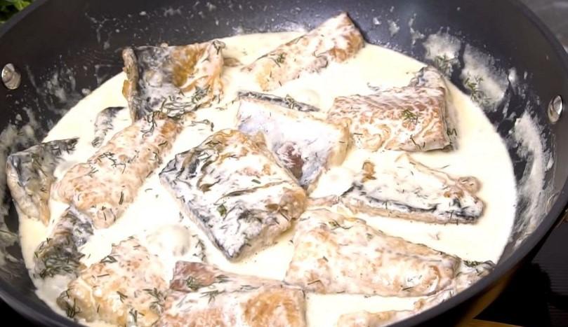 Скумбрія у вершковому соусі на сковороді