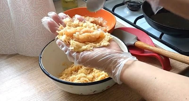 Картопляні деруни з куркою на сковороді