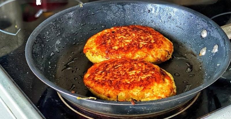 Картопляні деруни з куркою на сковороді