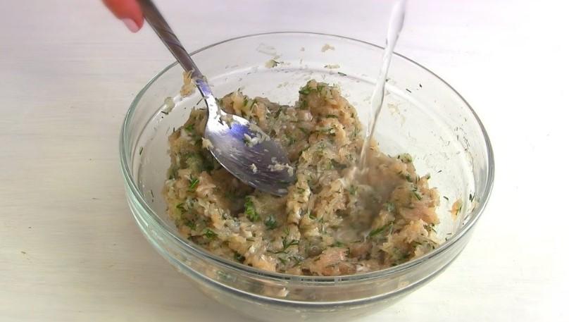 Яскравий та смачний! Ароматний рулет з курячим фаршем в духовці
