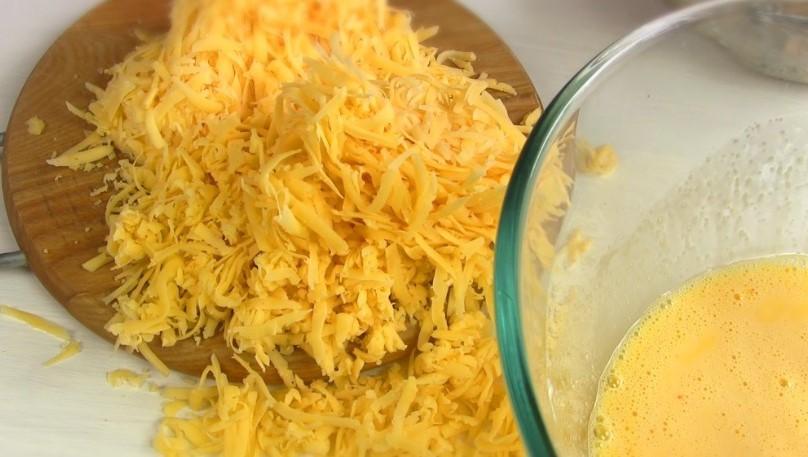 Яскравий та смачний! Ароматний рулет з курячим фаршем в духовці