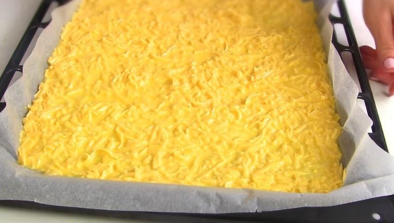 Яскравий та смачний! Ароматний рулет з курячим фаршем в духовці