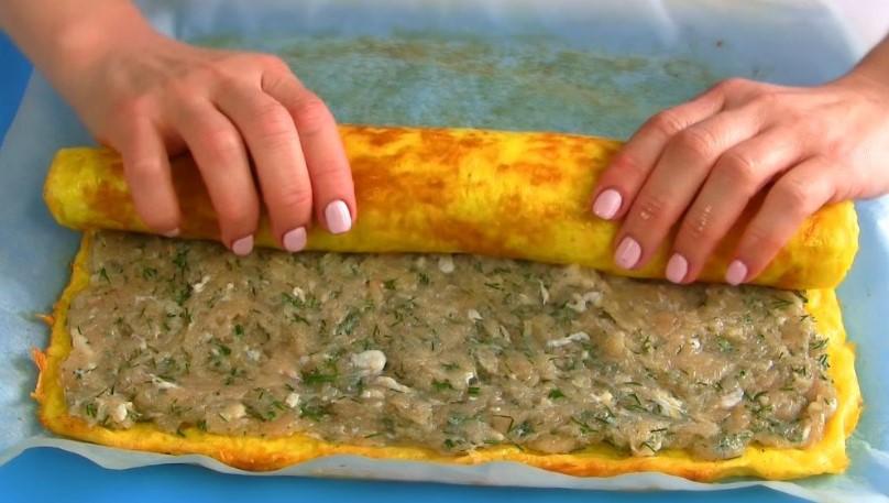Яскравий та смачний! Ароматний рулет з курячим фаршем в духовці