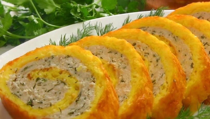 Яскравий та смачний! Ароматний рулет з курячим фаршем в духовці